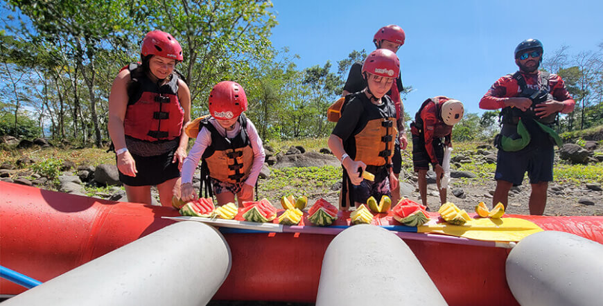 Adventure Connection between La Fortuna and Manuel Antonio with White Water Rafting Balsa River II - III